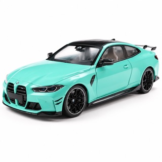 Photo produit d'origine : une miniature BMW M4 au 1:18 sur fond blanc